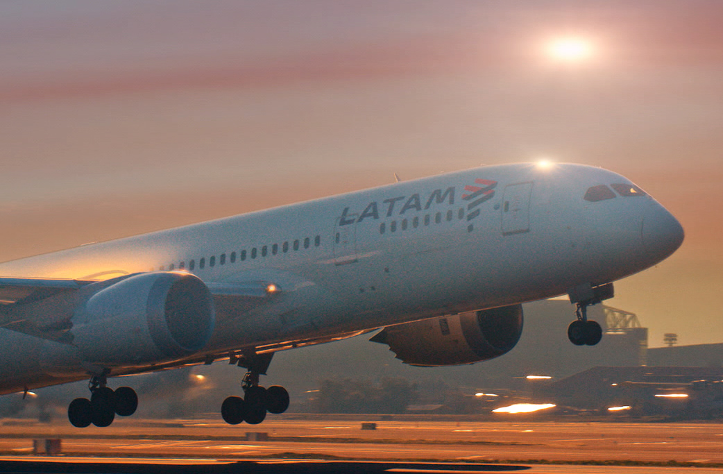 Avião LATAM Airlines decolando